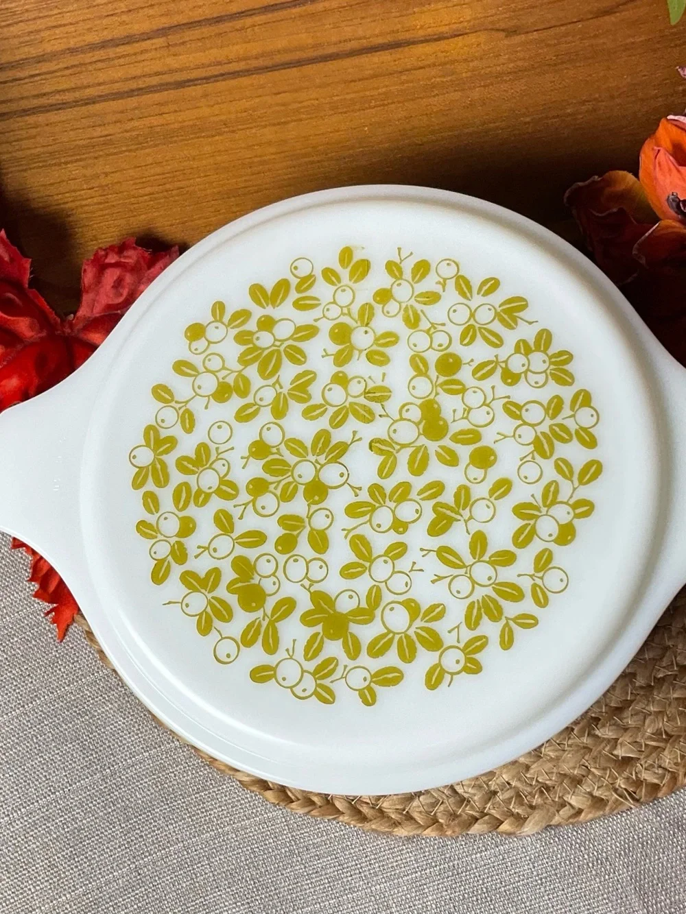 Vintage Pyrex Verde 2.5 Qt Casserole with Olive Floral Lid